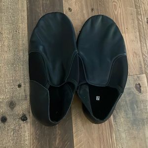 These are black jazz shoes from Bloch. Size 7.